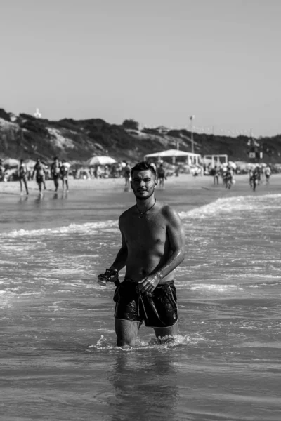 해변에서 셔츠를 수컷의 — 스톡 사진