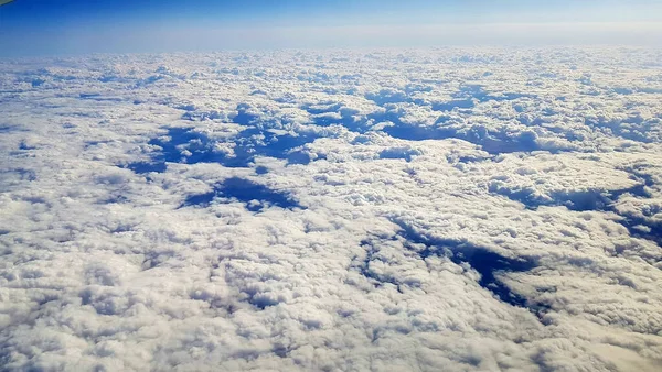 Uma Bela Paisagem Terra Nuvens Brancas Vistas Avião — Fotografia de Stock