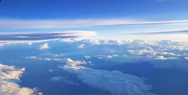 Uma Bela Paisagem Terra Nuvens Brancas Vistas Avião — Fotografia de Stock