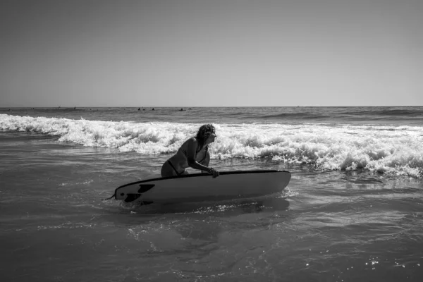 Uma Foto Tons Cinza Uma Mulher Caucasiana Surfando Mar Ondulado — Fotografia de Stock