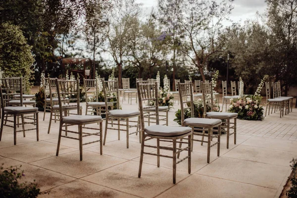 의자의 선택적 포커스 결혼식 홀에서 — 스톡 사진