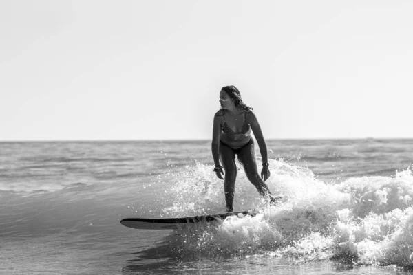 Una Foto Escala Grises Una Mujer Surfeando Las Olas Cádiz —  Fotos de Stock