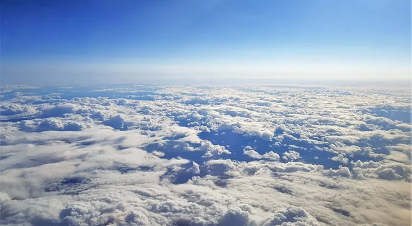 飛行機から見た大地と白い雲の美しい景色 — ストック写真