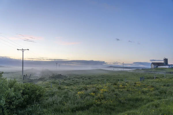 Paisaje Campo Cubierto Vegetación Niebla Durante Día Islandia — Foto de Stock