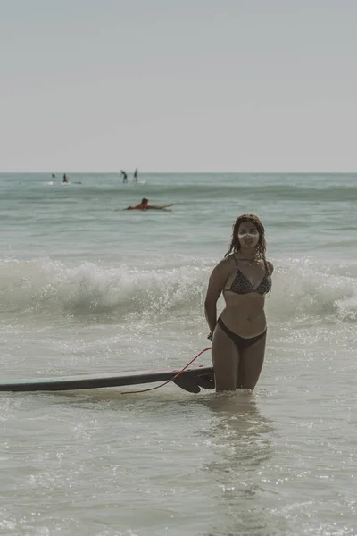 Een Verticaal Schot Van Een Blanke Vrouw Surfen Golvende Zee — Stockfoto