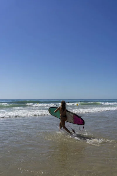 Uma Foto Vertical Uma Mulher Caucasiana Surfando Mar Ondulado — Fotografia de Stock