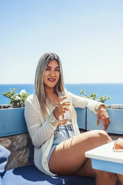 Foco Poco Profundo Una Mujer Hispana Bebiendo Vino Blanco Café —  Fotos de Stock