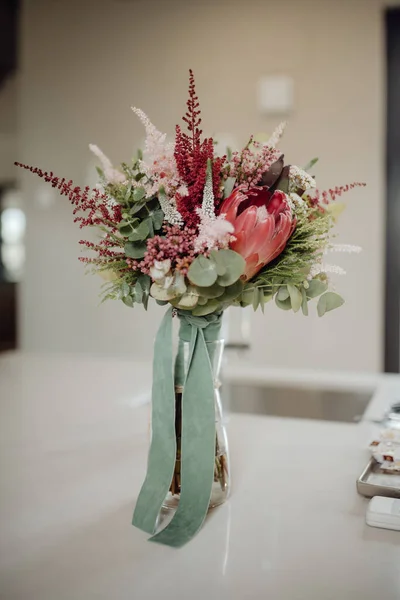 Una Toma Selectiva Del Foco Del Ramo Verde Rojo Boda — Foto de Stock