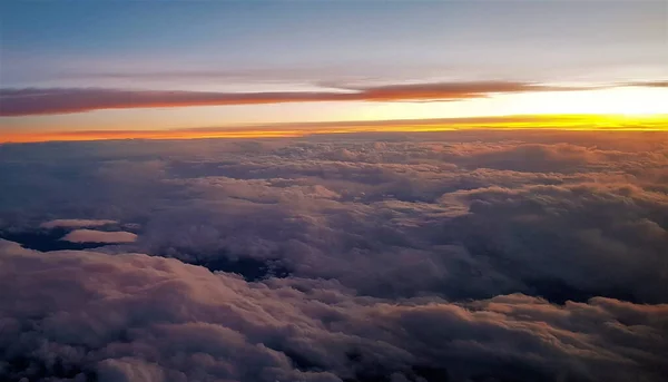 Una Vista Impresionante Hermosas Nubes Blancas Vistas Desde Arriba Atardecer — Foto de Stock