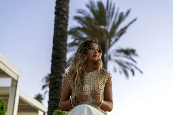 Uma Foto Close Uma Jovem Com Belo Cabelo Comprido Feliz — Fotografia de Stock