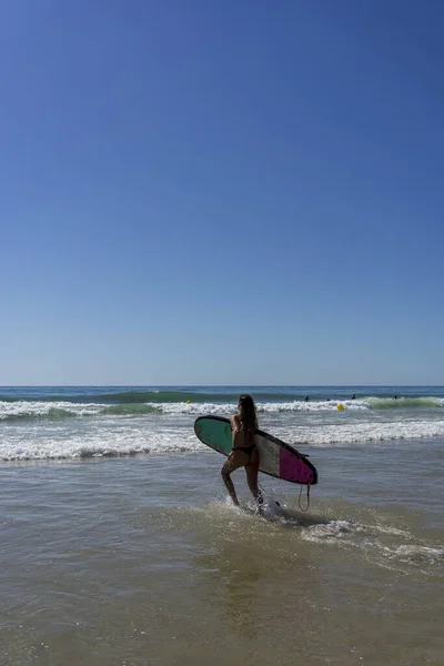 Plano Vertical Una Joven Surfeando Cádiz Andalucía España — Foto de Stock