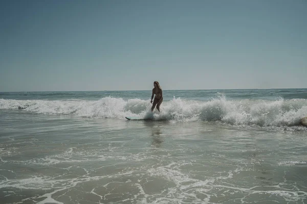 Uma Foto Baixo Ângulo Uma Jovem Surfista — Fotografia de Stock