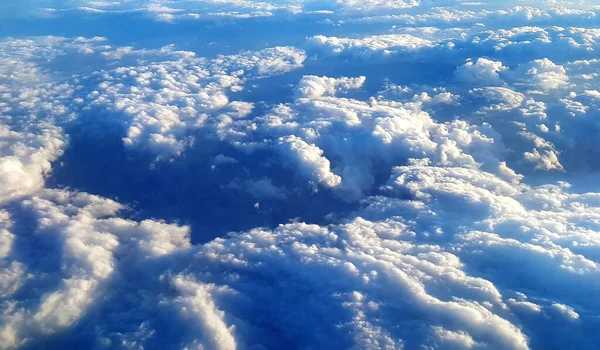 Hermoso Paisaje Tierra Nubes Blancas Esponjosas Vistas Desde Avión — Foto de Stock