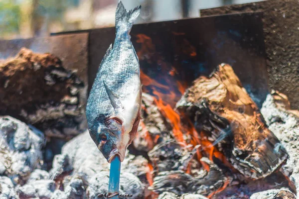 ビーチで準備している棒に魚介類のクローズアップショット — ストック写真