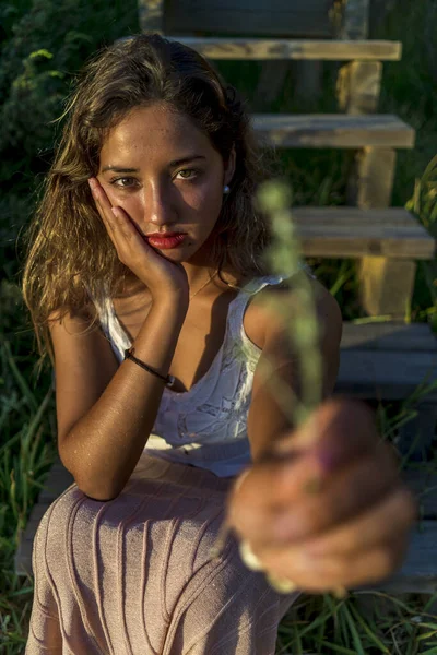 Una Joven Atractiva Hembra Caucásica Posando Cámara — Foto de Stock