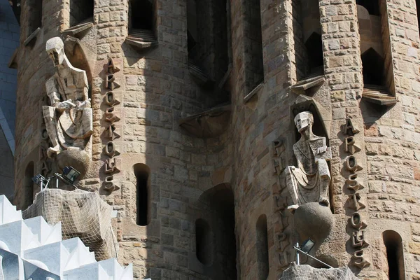 Tiro Ângulo Baixo Uma Escultura Pedra Velha Uma Fachada Edifício — Fotografia de Stock