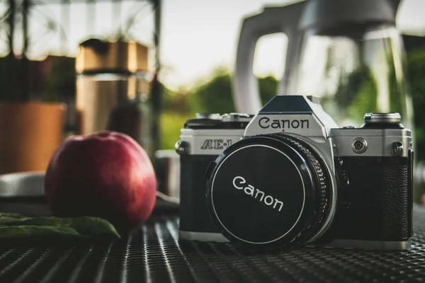Lage Γερμανία Ιουλ 2020 Canon Κάμερα Δίπλα Ένα Μήλο Και — Φωτογραφία Αρχείου