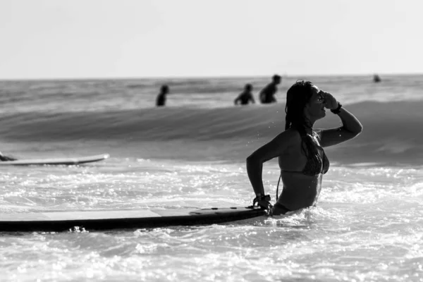 Cadiz Endülüs Spanya Bir Plajda Bikinili Beyaz Bir Kadın Sörf — Stok fotoğraf