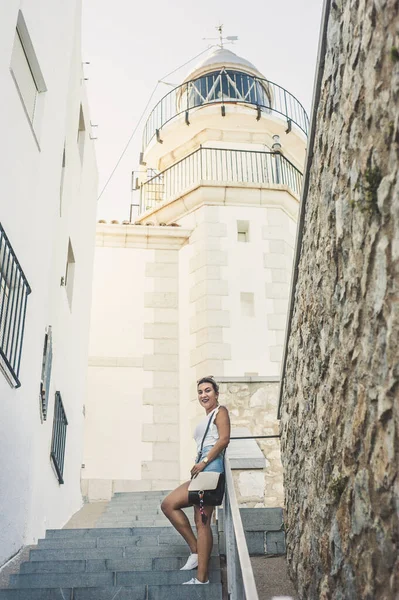 Μια Νεαρή Ισπανίδα Ποζάρει Στο Κάστρο Peniscola Στην Ισπανία Κάτω — Φωτογραφία Αρχείου