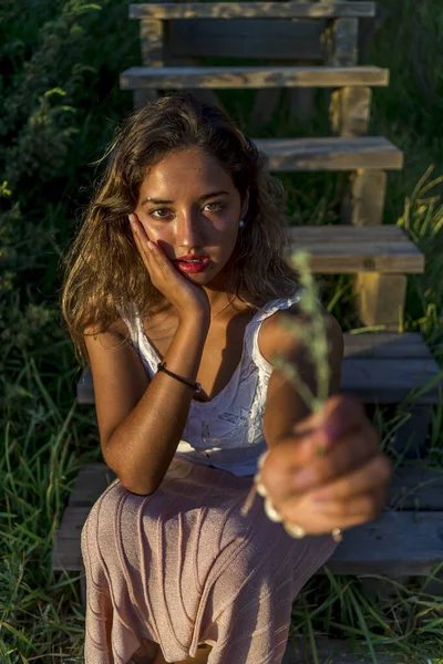 Disparo Vertical Una Hermosa Hembra Caucásica Posando Aire Libre — Foto de Stock