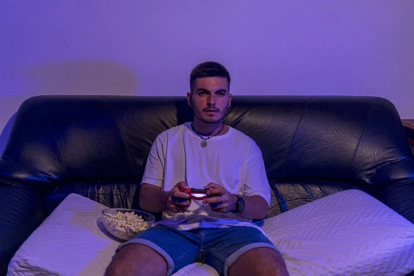 Joven Europeo Jugando Juegos Ordenador Con Joystick — Foto de Stock