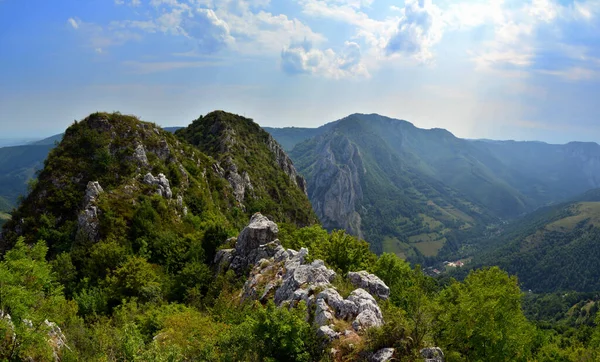 在罗马尼亚明亮的天空下 拉梅特峡谷的美丽景色 — 图库照片