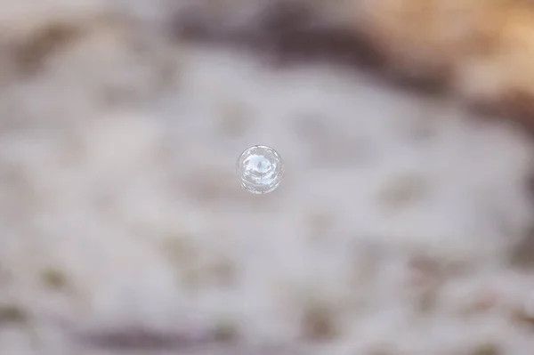 Detailní Záběr Osamělé Bubliny Vznášející Vzduchu — Stock fotografie