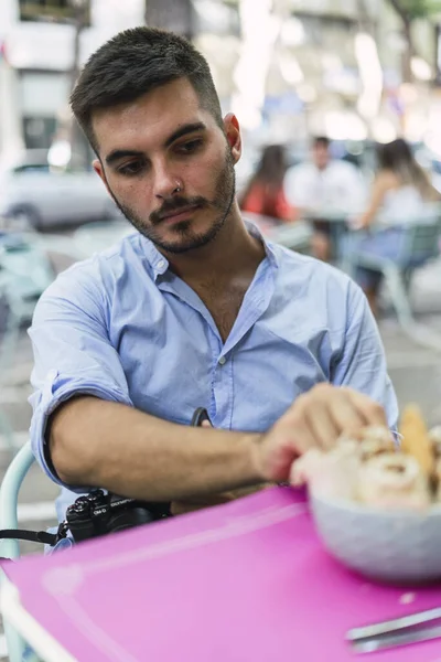 Een Verticaal Shot Van Een Europese Man Een Outdoor Cafe — Stockfoto