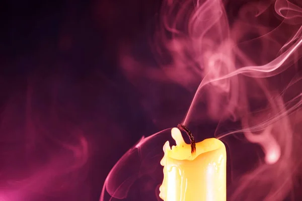 Eine Kerze Auf Abstraktem Rauch Hintergrund — Stockfoto