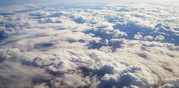 飛行機から見た大地と白い雲の美しい景色 — ストック写真