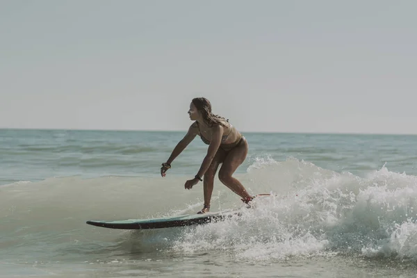 Een Jonge Aantrekkelijke Blanke Vrouw Die Surft Cadiz Andalusië Spanje — Stockfoto