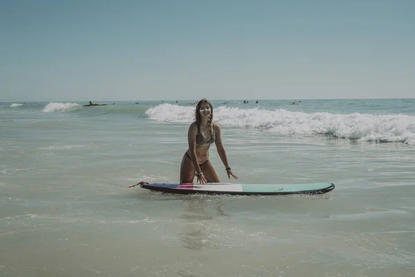 西班牙安达卢西亚卡迪兹市一名年轻貌美的白人女性冲浪 — 图库照片