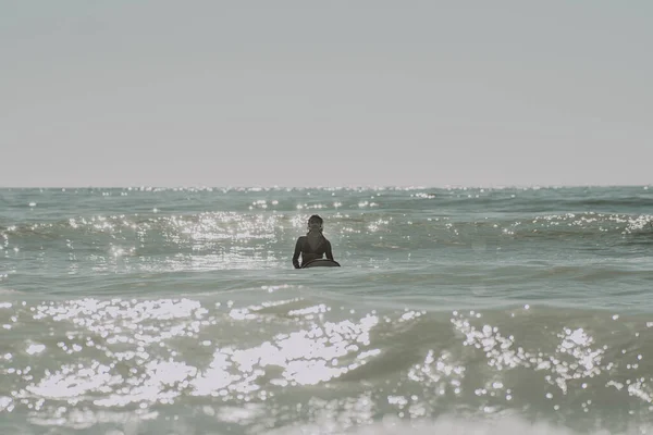 Uma Fêmea Surfando Nas Ondas Cádiz Andaluzia Espanha — Fotografia de Stock