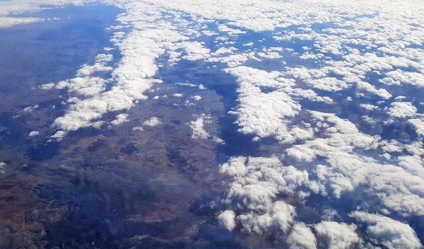 飛行機から見た大地と白い雲の美しい景色 — ストック写真