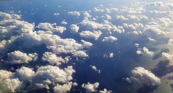 飛行機から見た大地と白い雲の美しい景色 — ストック写真