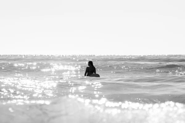 Una Foto Escala Grises Una Hermosa Joven Surfeando —  Fotos de Stock