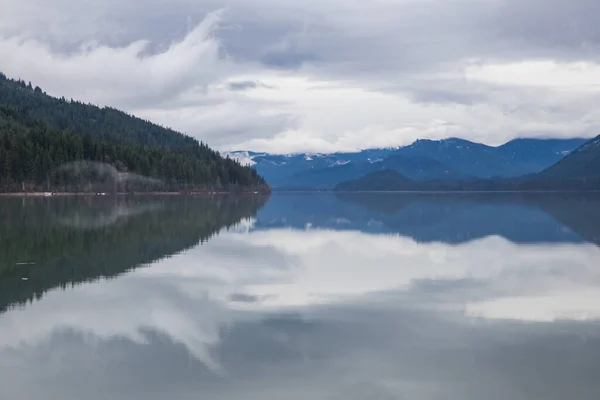 ワシントンのカチェス湖の美しいショット — ストック写真