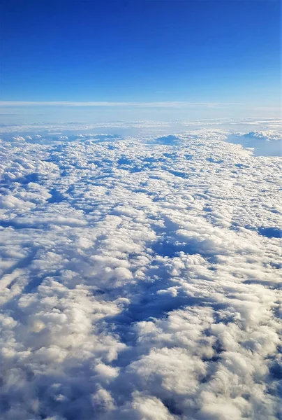 Ένα Όμορφο Τοπίο Της Γης Και Λευκά Σύννεφα Δει Από — Φωτογραφία Αρχείου
