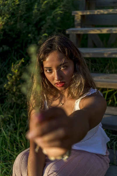 Genç Bir Melez Kadının Yüzeysel Odak Noktası — Stok fotoğraf