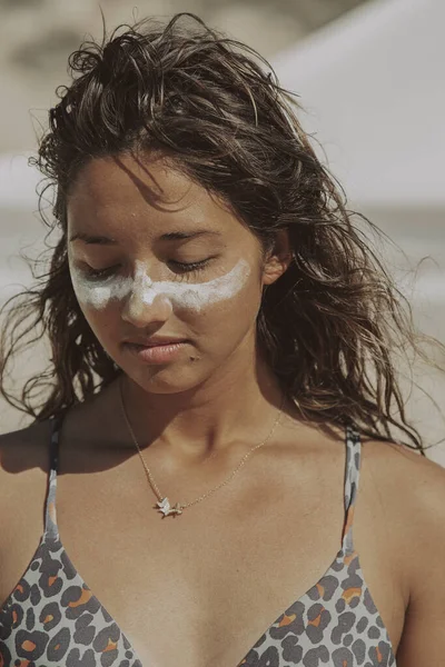 Caucasian Woman White Sunblock Her Face Enjoying Day Beach Cadiz — Stock Photo, Image