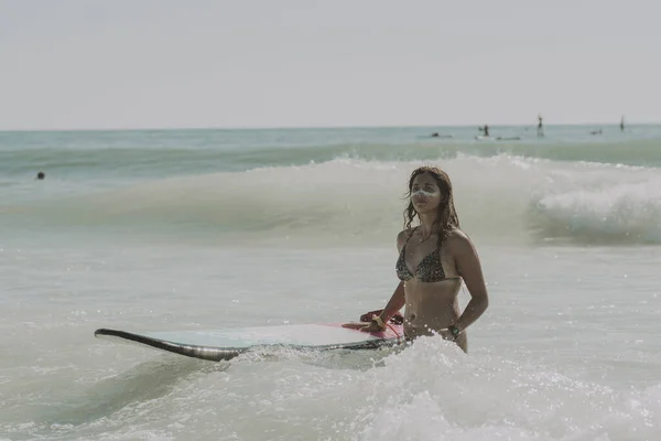 Gros Plan Une Jeune Femme Surfant Cadix Andalousie Espagne — Photo