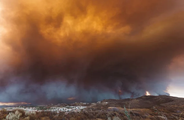 Fumaça Fogo Escova Areia Que Cobre Paisagem Urbana Santa Clarita — Fotografia de Stock