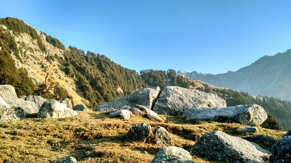 澄んだ空の背景に岩の多い山の風景のパノラマショット — ストック写真