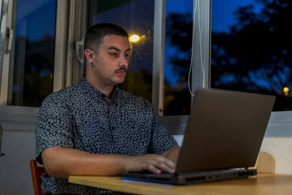 Joven Caucásico Trabajando Portátil — Foto de Stock