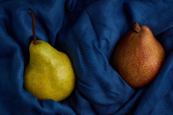 青い布に梨のクローズアップビューフォーカスショット — ストック写真