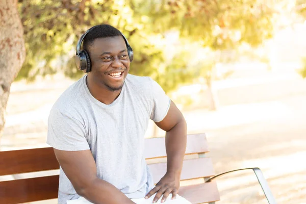 Een Portret Van Een Jonge Zwarte Man Luisterend Naar Muziek — Stockfoto