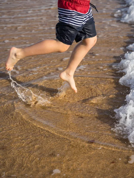 Poten Van Een Mannetje Vermaken Zich Het Water Van Zee — Stockfoto