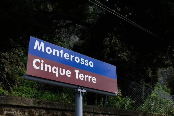 Cinque Terre Monterosso 쓰여진 표지판이 있습니다 — 스톡 사진