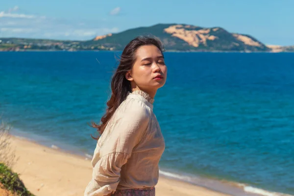 Close Uma Jovem Senhora Asiática Praia — Fotografia de Stock