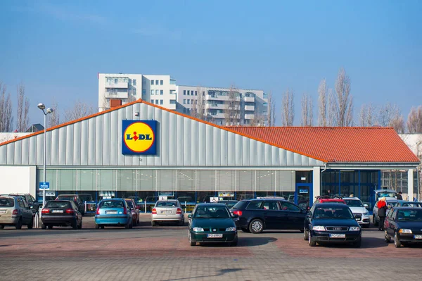 Poznan Poland Mar 2014 Lidl Supermarket Σταθμευμένα Αυτοκίνητα Χώρο Στάθμευσης — Φωτογραφία Αρχείου
